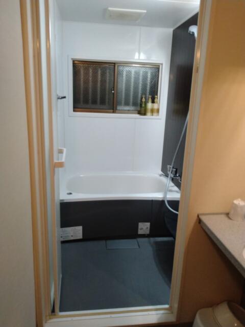HOTEL 風々(ふふ)(新宿区/ラブホテル)の写真『108号室 トイレの方から見たバスルーム』by なめろう