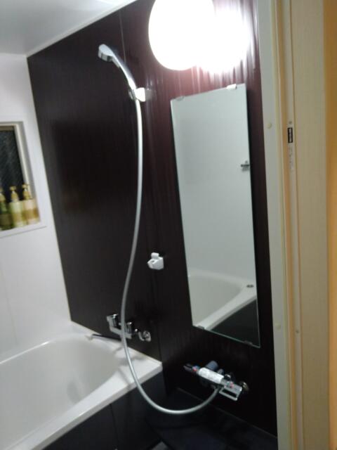 HOTEL 風々(ふふ)(新宿区/ラブホテル)の写真『108号室 バスルームのシャワーと鏡』by なめろう