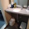 HOTEL 風々(ふふ)(新宿区/ラブホテル)の写真『108号室 洗面台の下にバスルームのイスと風呂桶があった。その右にタオル類』by なめろう