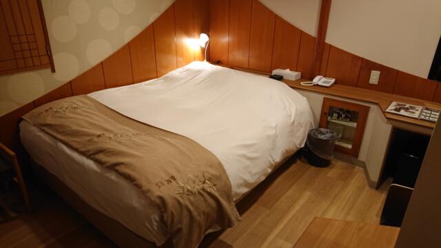 HOTEL 風々(ふふ)(新宿区/ラブホテル)の写真『206号室 照明を着けた部屋全景(玄関開けるといきなり部屋！という狭さ)』by 舐めたろう