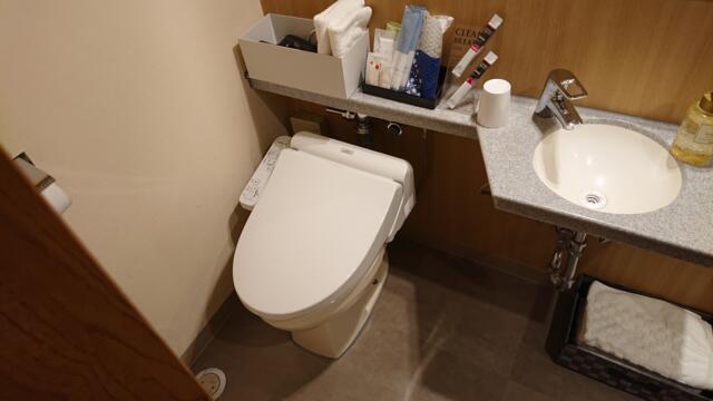 HOTEL 風々(ふふ)(新宿区/ラブホテル)の写真『206号室 シャワールーム並びのトイレ』by 舐めたろう