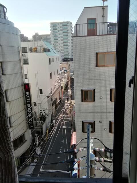 WILL CITY 浅草 ANNEX(台東区/ラブホテル)の写真『502号室、ベッド上の窓からです。(22,1)』by キジ