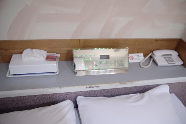 ホテル ローリエ(中野区/ラブホテル)の写真『402号室　枕元の設備』by マーケンワン