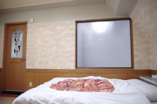 ホテル ローリエ(中野区/ラブホテル)の写真『402号室　ソファー位置から正面』by マーケンワン