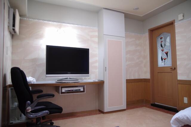 ホテル ローリエ(中野区/ラブホテル)の写真『402号室　ソファー位置から左方向』by マーケンワン