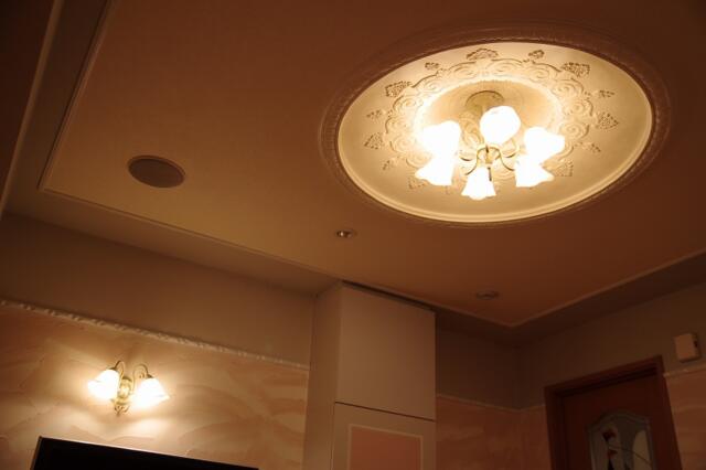ホテル ローリエ(中野区/ラブホテル)の写真『402号室　雰囲気のある照明』by マーケンワン