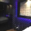 HOTEL EMERALD（エメラルド）(品川区/ラブホテル)の写真『305号室 壁掛けTV側から見た室内』by ACB48