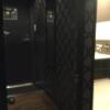 HOTEL EMERALD（エメラルド）(品川区/ラブホテル)の写真『305号室 ソファから見た室内(入口、浴室方向)』by ACB48