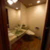 シェヌー(渋谷区/ラブホテル)の写真『402号室のトイレ、洗面台、床は白木のフローリング』by angler