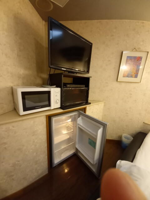 シェヌー(渋谷区/ラブホテル)の写真『402号室のテレビ周り』by angler