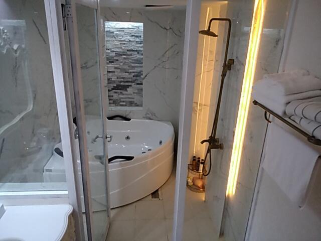 HOTEL ロコズリゾートハワイ本庄(本庄市/ラブホテル)の写真『1603号室  浴室　仕切りはガラス張り』by ろくのすけ
