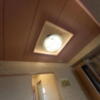 ホテルいいじま(新宿区/ラブホテル)の写真『305号室の居間の照明』by angler