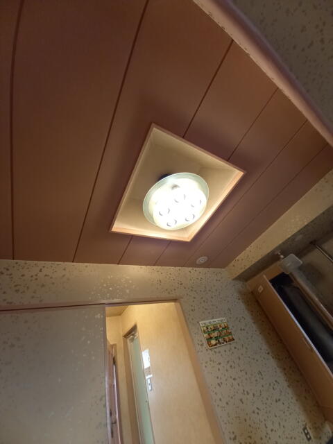 ホテルいいじま(新宿区/ラブホテル)の写真『305号室の居間の照明』by angler