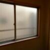 ホテルいいじま(新宿区/ラブホテル)の写真『305号室の中庭に面した窓』by angler