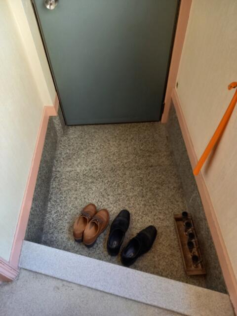 ホテルいいじま(新宿区/ラブホテル)の写真『305号室のくつぬぎ』by angler