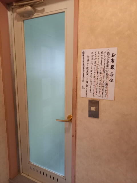ホテルいいじま(新宿区/ラブホテル)の写真『305号室の浴室ドア』by angler