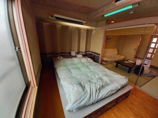 ホテルいいじま(新宿区/ラブホテル)の写真『305号室の寝室全景』by angler