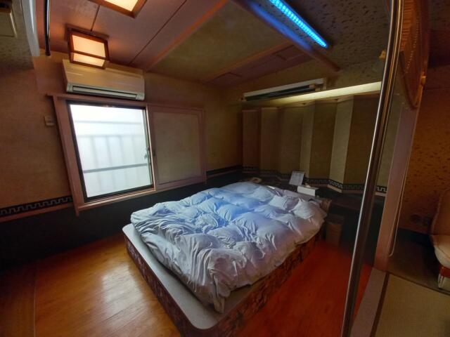 ホテルいいじま(新宿区/ラブホテル)の写真『305号室の寝室全景2』by angler