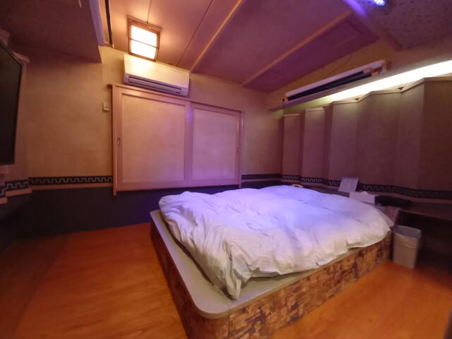 ホテルいいじま(新宿区/ラブホテル)の写真『305号室の寝室全景3』by angler