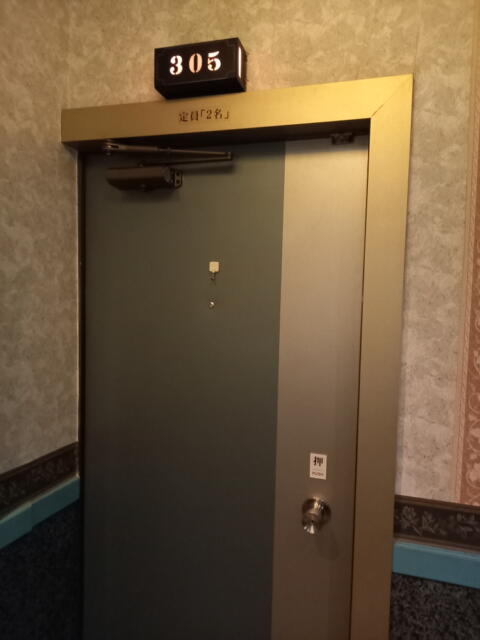 ホテルいいじま(新宿区/ラブホテル)の写真『305号室のドア』by angler