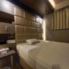 ホテル大山(新宿区/ラブホテル)の写真『103号室 ベッド 位置が高い』by angler