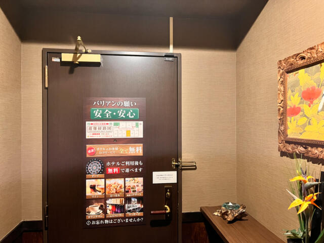 ホテル バリアンリゾート錦糸町店(墨田区/ラブホテル)の写真『203号室　玄関』by INA69