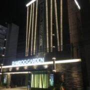 HOTEL BAMBOO GARDEN(横浜市港北区/ラブホテル)の写真『夜の外観』by あらび