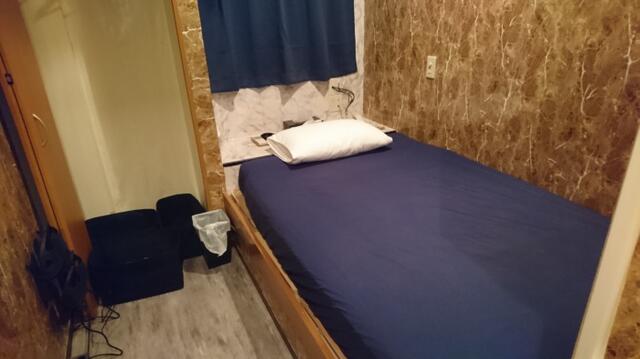 レンタルルーム サンガ(横浜市中区/ラブホテル)の写真『302号室-室内全景。ほぼベッドで占められていますが、プレイするのには十分な広さ。ベッドのマットが意外にフカフカで気持ちよかった。』by _Yama