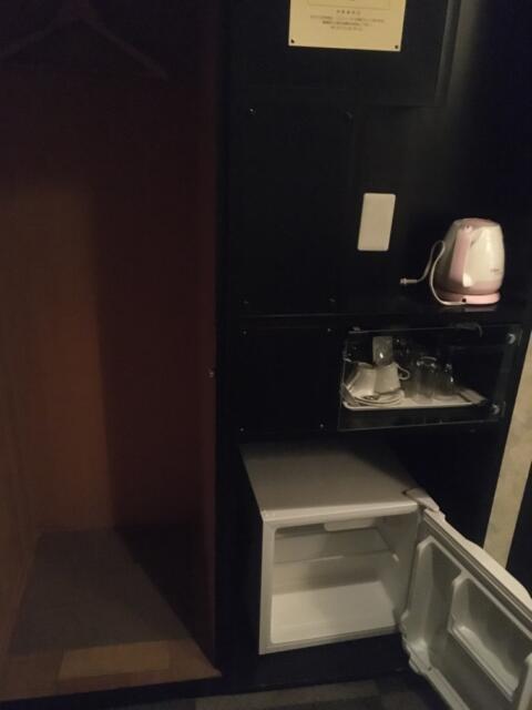 プラージュ(横浜市神奈川区/ラブホテル)の写真『205号室 収納に冷蔵庫とコーヒーセット』by 92魔