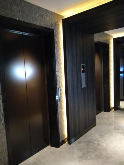 Time’s One（池袋北口）(豊島区/ラブホテル)の写真『５階エレベーター前。エレベーターは２基あり』by なめろう