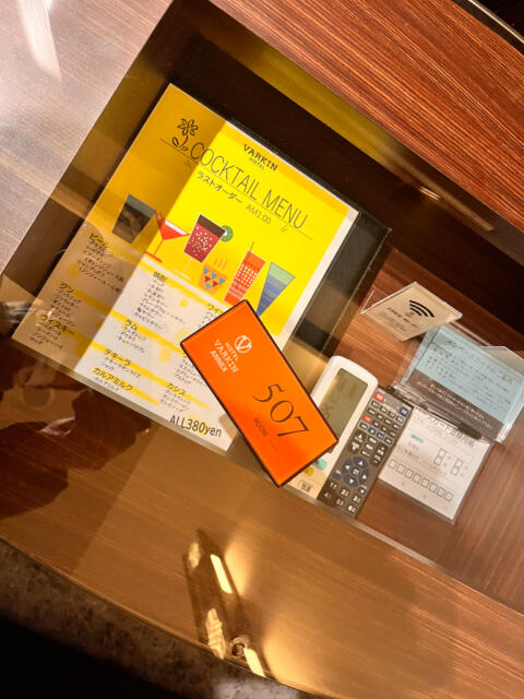 VARKIN ANNEX(バーキンアネックス)(豊島区/ラブホテル)の写真『507号室　テーブル　キープレート　リモコンなど』by INA69