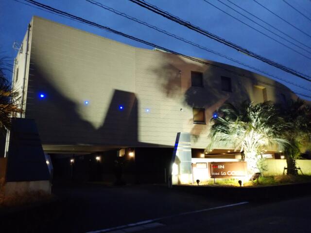 ホテル La・COCO(ラ・ココ)(千葉市稲毛区/ラブホテル)の写真『夜の外観』by YOSA69