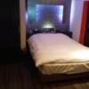 HOTEL EMERALD（エメラルド）(品川区/ラブホテル)の写真『203号室のベッドルーム、蒼白い閃光が部屋を全体的に包み込んでくれます、光の調整も効きます』by ヒロくん!