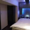 HOTEL EMERALD（エメラルド）(品川区/ラブホテル)の写真『203号室のベッドルーム全体を何とか撮影、蒼白い閃光が部屋を全体的に包み込んでくれます、光の調整も効きます』by ヒロくん!