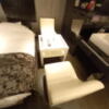 HOTEL ZERO MARUYAMA(渋谷区/ラブホテル)の写真『201号室 椅子とテーブル』by angler