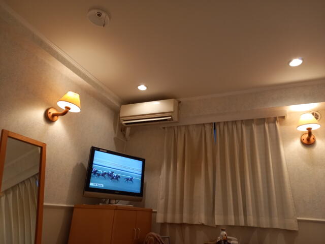 HOTEL K(新宿区/ラブホテル)の写真『303号室 枕元からの室内』by angler