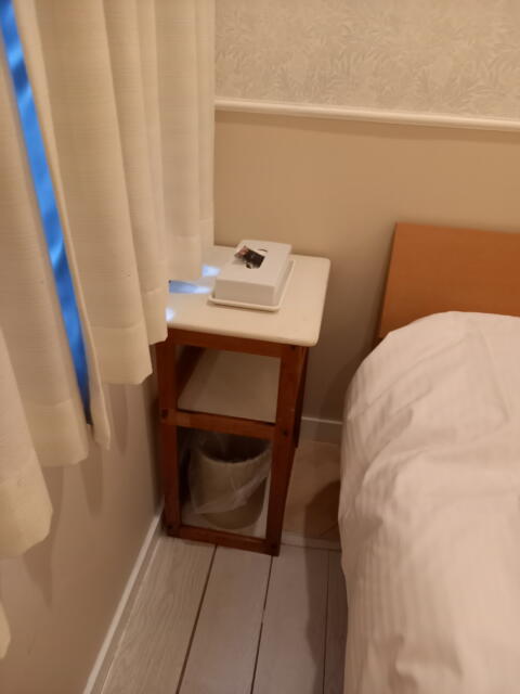 HOTEL K(新宿区/ラブホテル)の写真『303号室 枕元の荷物おき』by angler