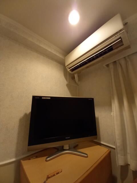HOTEL K(新宿区/ラブホテル)の写真『303号室 テレビとエアコン』by angler
