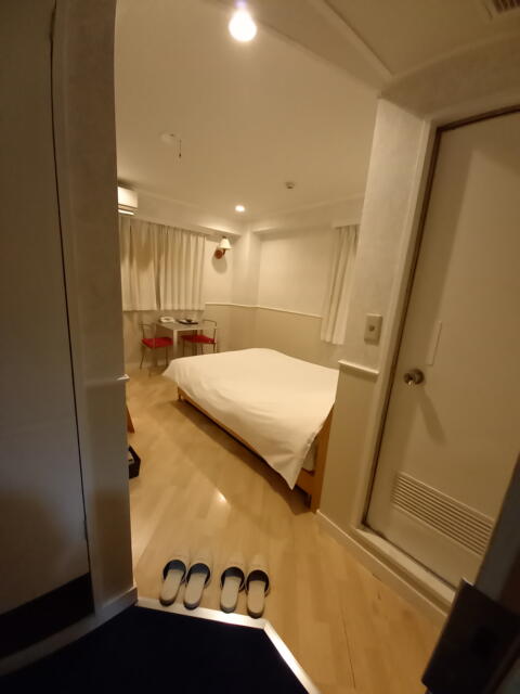 HOTEL K(新宿区/ラブホテル)の写真『303号室 入り口側からの室内全景』by angler