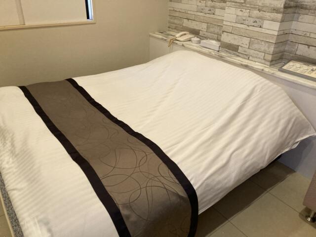 ホテル クイーンズタウンpart3(厚木市/ラブホテル)の写真『205号室　ベッド』by KAMUY