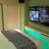 ホテルAVYSS(アビス)(新宿区/ラブホテル)の写真『405号室TV。右には持ち込み用冷蔵庫と電子レンジなど』by 春風拳