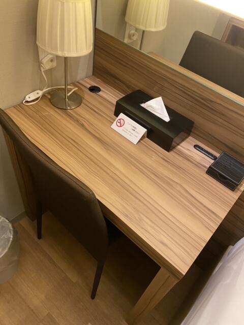 ホテル大山(新宿区/ラブホテル)の写真『208号室(机、いす、ゴム、ティッシュ)』by こねほ