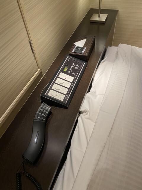 HOTEL Villa Senmei(ヴィラ センメイ）(大田区/ラブホテル)の写真『401号室(ベッド傍スイッチ類、電話)』by こねほ