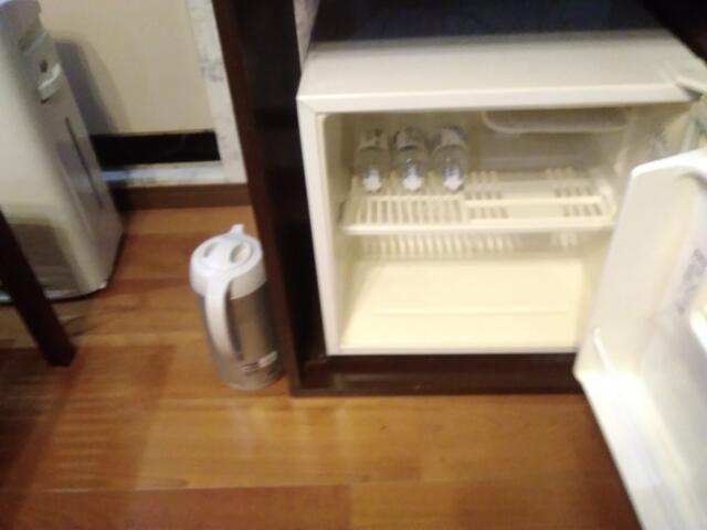 ホテル はなふじ(相模原市/ラブホテル)の写真『306号室(Bクラス)持ち込み用冷蔵庫、水3本がサービスで入っています』by イノシシのおっさん
