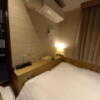 ホテル 小山 (KOYAMA）(新宿区/ラブホテル)の写真『305号室の枕元』by angler