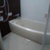 ホテル はなふじ(相模原市/ラブホテル)の写真『105号室(Sクラス)浴室　浴槽　ガラス扉になっています。』by イノシシのおっさん