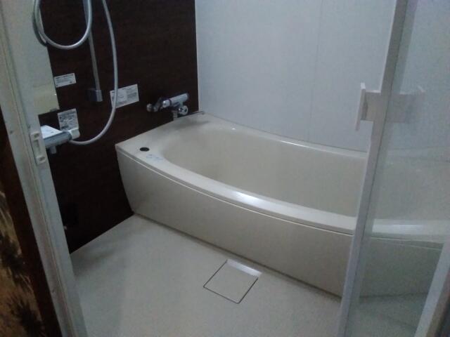 ホテル はなふじ(相模原市/ラブホテル)の写真『105号室(Sクラス)浴室　浴槽　ガラス扉になっています。』by イノシシのおっさん