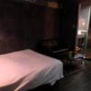 HOTEL EMERALD（エメラルド）(品川区/ラブホテル)の写真『603号室、ベッド脇』by かとう茨城47