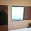 555motel湘南(藤沢市/ラブホテル)の写真『108号室、洋服入れと、窓です。(22,2)』by キジ