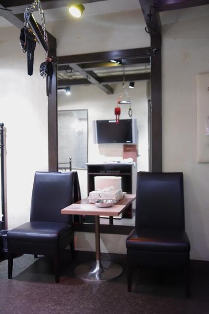 ALPHA-IN（アルファイン）(港区/ラブホテル)の写真『204号室　鏡前のチェアとテーブル』by マーケンワン